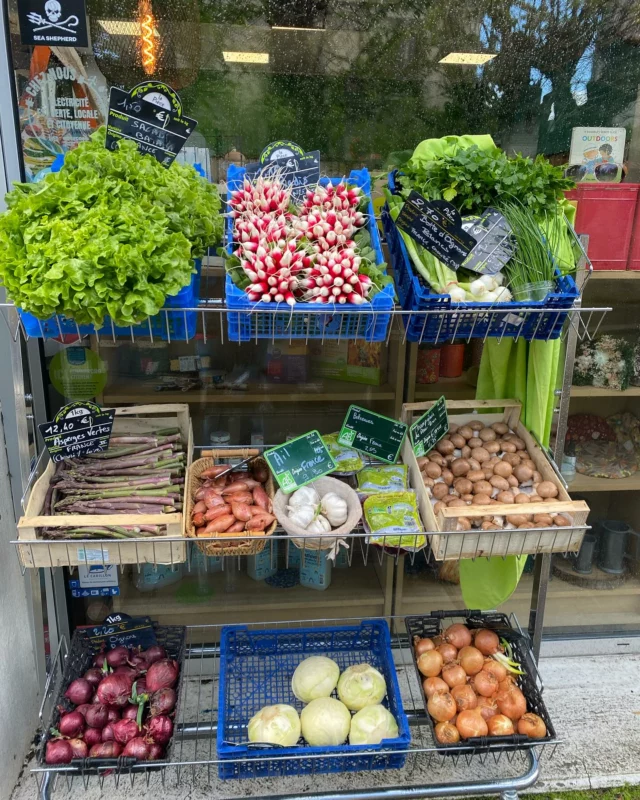 La devanture d'Au Tour Du Vrac rue des Abeilles, avec l'étal de légumes de saison sur le trottoir